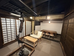 皆様で囲炉裏を囲みながらおくつろぎいただける炉端席もございます。温かな火と香ばしい香りとともに、特別な時間をお過ごしください。昔懐かしい雰囲気で、都会の真ん中にいながら、まるでタイプスリップしたかのような気持ちを味わっていただけます。ご予約をお待ちしております。