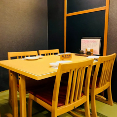 2名様～ご利用頂けるテーブル席は、靴を脱いでゆっくりとお寛ぎ頂けるお席となっております！少人数からご利用可◎様々なシーンにぴったりです♪