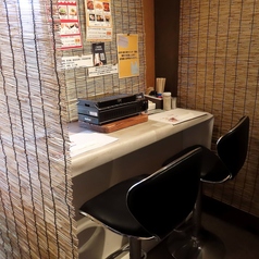 お一人様やカップル、ご夫婦でのサク飲みに最適な特等席。どこか懐かしい大衆居酒屋の活気を間近に感じながら、職人が握る寿司や丁寧に仕上げた料理をゆったりと堪能できます。肩を並べて美味しいお酒と会話を楽しめる、落ち着いた大人の空間。仕事帰りの一杯や、大切な方との語らいにぜひご利用ください。