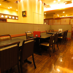 ゆったり座れるソファーのボックス席をご用意♪ベビーラックや子供用椅子も完備しておりますので、小さなお子様連れのご家族も安心です◎周りを気にせず、リラックスして過ごせる空間が自慢です。