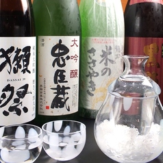 ここでしか飲めない銘柄もあります！メニューに記載のない隠し酒もたくさんご用意しております。店長はじめスタッフが豊富な知識で皆様の好みや気分にあわせた日本酒をお薦め。お客様に安心して楽しんで頂けるようお酒の管理は徹底して行っており、常に良い状態でご提供させて頂いております