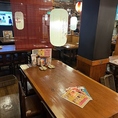 店内にはテーブル席をご用意。仕事終わりに同僚や友人との飲みなど、少人数での集まりに、気軽にご利用いただけます◎お店自慢の料理とお酒をお楽しみください！