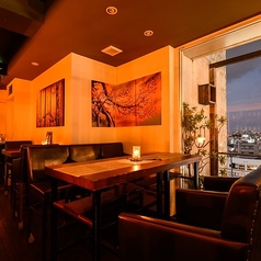 上質なソファ席は、友人同士の語らいや女子会にぴったりの心地よい空間。ふんわりと身体を包み込む座り心地と、落ち着いた照明がリラックスした時間を演出してくれる。ゆったりとした席幅で料理やお酒を囲みながら、気兼ねなく会話が弾むのも魅力。特別な集まりをより華やかに彩る、居心地の良いひとときを提供します。