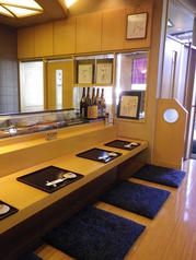 カウンター席も掘りごたつ式です。