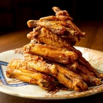 スパイスたっぷりのやみつき手羽はお酒のお供に最適♪仲間たちとシェアしながら盛り上がりましょう！