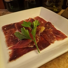 ～イベリコ豚の生ハム～芳醇な香りと濃厚な旨みが魅力のイベリコ豚生ハムを贅沢に。