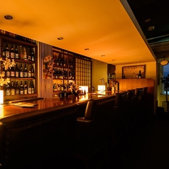 記念日やデート、そして1人飲みにも寄り添う当店のカウンター席は、程よい距離感と落ち着いた灯りが魅力。大切な人と肩を並べて語り合う時間にも、自分だけの静かなひとときを楽しむ夜にもぴったりな空間が広がる。バーテンダーとの会話や美しいボトルの眺めも心地よく、どんなシーンでも特別な時間へと導いてくれます。