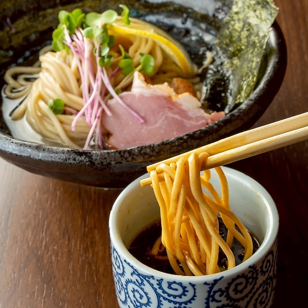 おにぎりやつけ麺などボリューム感のあるメニューもございます。お食事メインでのご利用も大歓迎です