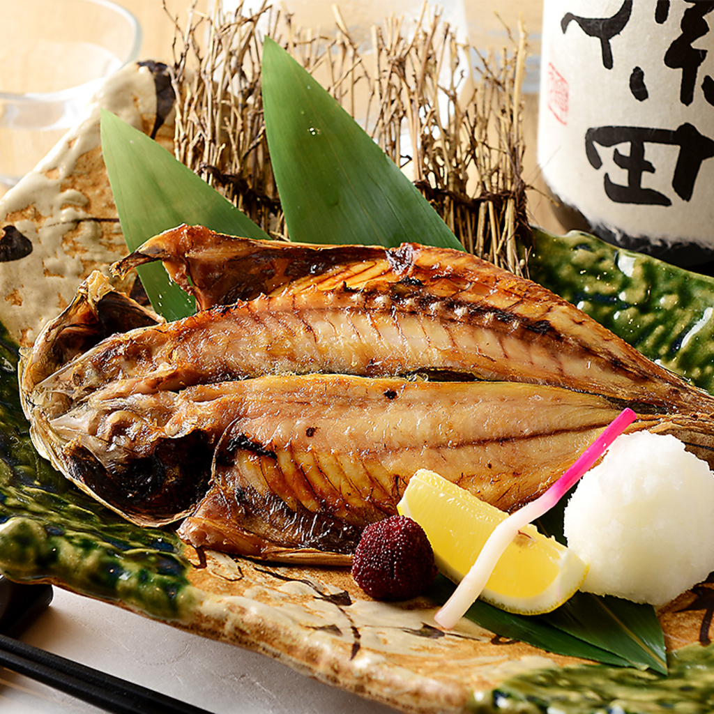 秘伝の味付けでじっくり煮込んだ煮魚は絶品