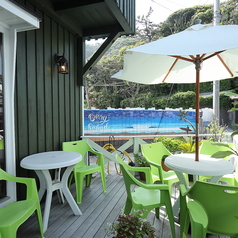 テラス席はペットの同伴も可能。2名様席×1つと4名様席×2つをご用意しております！テラス席のみ喫煙も可能です。