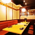 【5名～8名様向けテーブル席】ゆったりとお寛ぎいただける空間。様々なシチュエーションにご対応可能な自慢の空間です！女子会や同窓会、忘年会、新年会、など各種宴会、パーティーにピッタリなお席です！2時間飲み放題付きコースもございますので、ぜひご利用ください♪