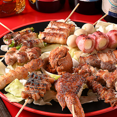 大将が手間暇かけて焼き上げた焼き鳥と厳選されたお酒を楽しむことができます。目の前で繰り広げられる調理の様子は、食事の楽しみを一層引き立てます。会話が弾む空間で、至極の味わいを堪能しながら、心温まるひとときを過ごしてみてはいかがでしょうか。素晴らしい料理とお酒が、特別なひとときを演出します。