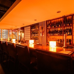 記念日やデート、そして1人飲みにも寄り添う当店のカウンター席は、程よい距離感と落ち着いた灯りが魅力。大切な人と肩を並べて語り合う時間にも、自分だけの静かなひとときを楽しむ夜にもぴったりな空間が広がる。バーテンダーとの会話や美しいボトルの眺めも心地よく、どんなシーンでも特別な時間へと導いてくれます。