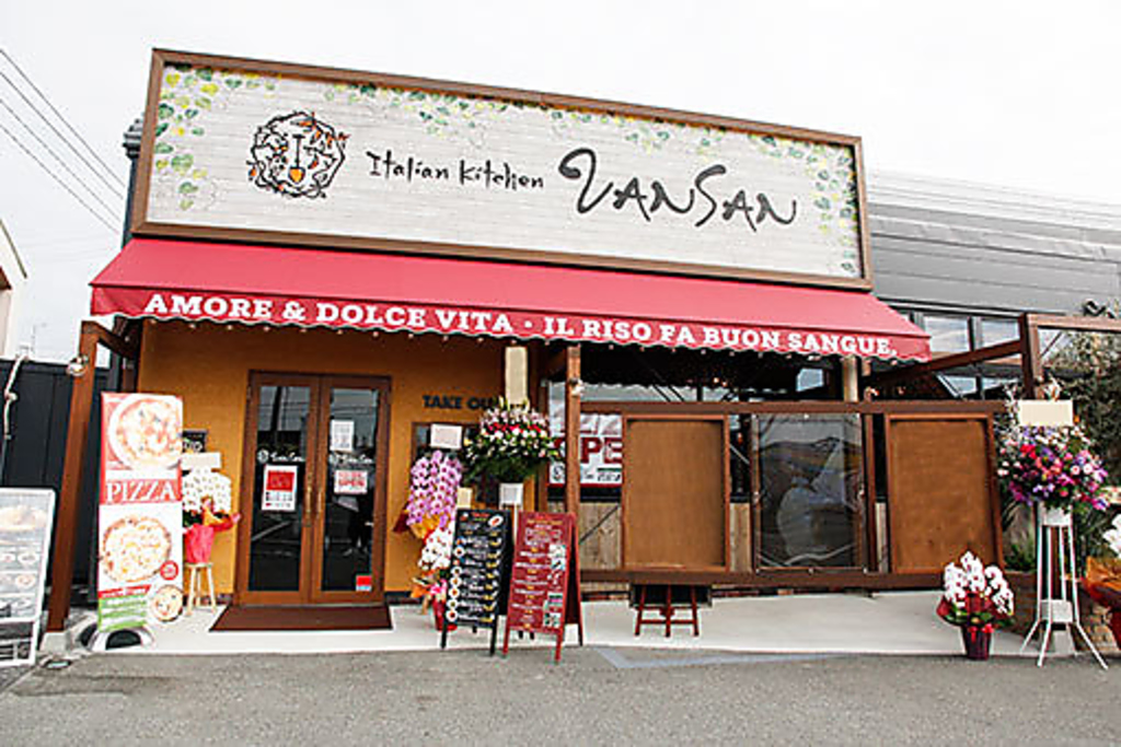 おしゃれな外観♪ランチやご家族でのお食事、女子会など様々なシーンでご利用ください。