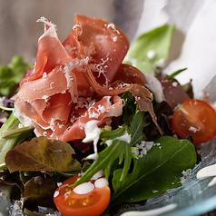 生ハムと穫れたて有機野菜の農園シーザーサラダ
