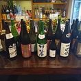 独自ルートで仕入れる日本酒は、常時入れ替わりで多彩なラインナップをご用意しています。壁一面のメニューや冷蔵庫を眺めながら、その日の気分に合った一杯を見つけてください。初心者の方もお気軽にご相談を。新しいお酒との出会いがあります。