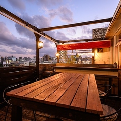 夜景を楽しめるテラス席は、都会の喧騒を忘れさせる特別なひとときを演出。きらめく光が広がる景色を眺めながら味わう料理やお酒は、室内とはまた違った開放感と高揚感をもたらしてくれる。心地よい風と美しい眺望に包まれ、大切な人との時間をより贅沢で印象深いものへと変わる上質な空間です。