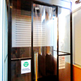 【喫煙ブースあり】店内に喫煙ブースを完備。お食事の途中でも、わざわざ外に出ることなくスムーズにご利用いただけます。