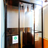 【喫煙ブースあり】店内に喫煙ブースを完備。お食事の途中でも、わざわざ外に出ることなくスムーズにご利用いただけます。