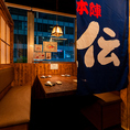 少人数様での飲み会に最適なテーブル席！優しく灯る間接照明が和モダンな雰囲気を演出してくれます！飲み会や女子会、合コンにもおすすめですのでぜひご利用ください！団体様向けのお席もご用意しております！貸切・ご予算・ご人数のご相談もお気軽にお問い合わせください！当日のご予約もOK♪