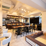 落ち着いた内装の店内でゆったりと