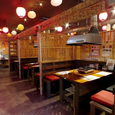  中規模のグループや、親戚の集まりに最適な大型の半個室テーブルです。12名様まで一つのお席で顔を合わせてお食事ができるため、一体感のある宴会が可能です。格安でボリューム満点な焼肉セットや寿司盛り合わせを囲み、賑やかに盛り上がる夜を演出します。事前予約がおすすめです。