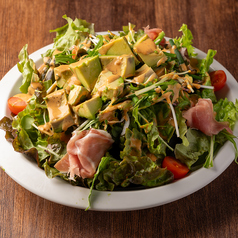 アボカドと生ハムのサラダ