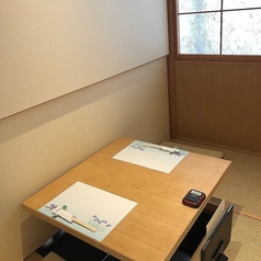 2人だけの時間を大切に過ごせる親密な空間は、周囲の視線や雑音を完全に遮断できる壁と扉付きの個室席です。恋人同士の特別なデートや夫婦で静かに語り合いたい夜に最適で、落ち着いた大人の雰囲気が漂っています。穏やかな空気の中で、厳選された美酒やお料理を味わいながら特別なひとときを心ゆくまで楽しめます！