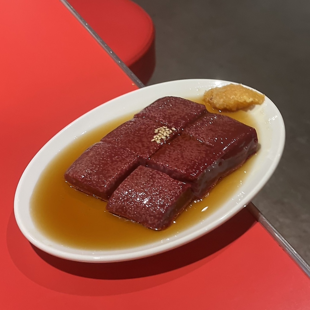 新鮮なレバーを豪快に大きくカット！インパクト抜群な見た目はSNS映え☆ぜひご注文下さい！