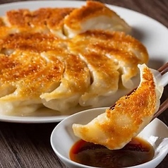 肉汁あふれる手作り餃子。外はパリッと香ばしく、中はジューシーで旨みたっぷりの人気メニュー。
