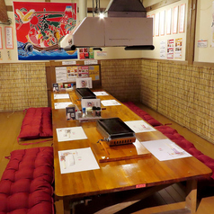 足を伸ばしてくつろげるお座敷席です。小さなお子様がいても安心の広々とした空間は、子連れのご家族に大人気。まるで自宅のリビングのようにリラックスしながら、本格的な焼肉やセルフ焼き鳥を満喫できます。日々の疲れを癒しながら、美味しい料理と会話を楽しむ憩いのひとときを。