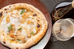 鶏皮と新玉ねぎの柚子胡椒ピザ