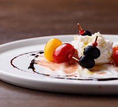 下田豚の自家製生ハムとブラータチーズのカプレーゼ！の写真