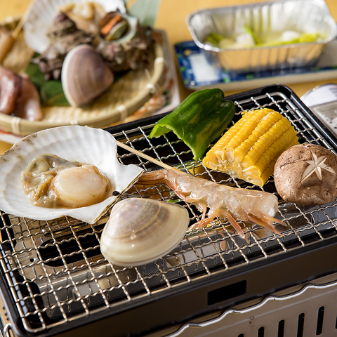 市場から仕入れた新鮮な海鮮の浜焼きを愉しむお店♪鍋もご用意しております！