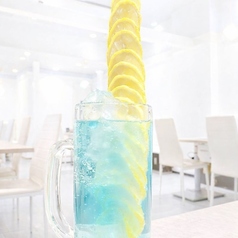 プレミアムレモンサワー　はみ出る冷凍レモン　瀬戸内レモンのブルーレモンサワー