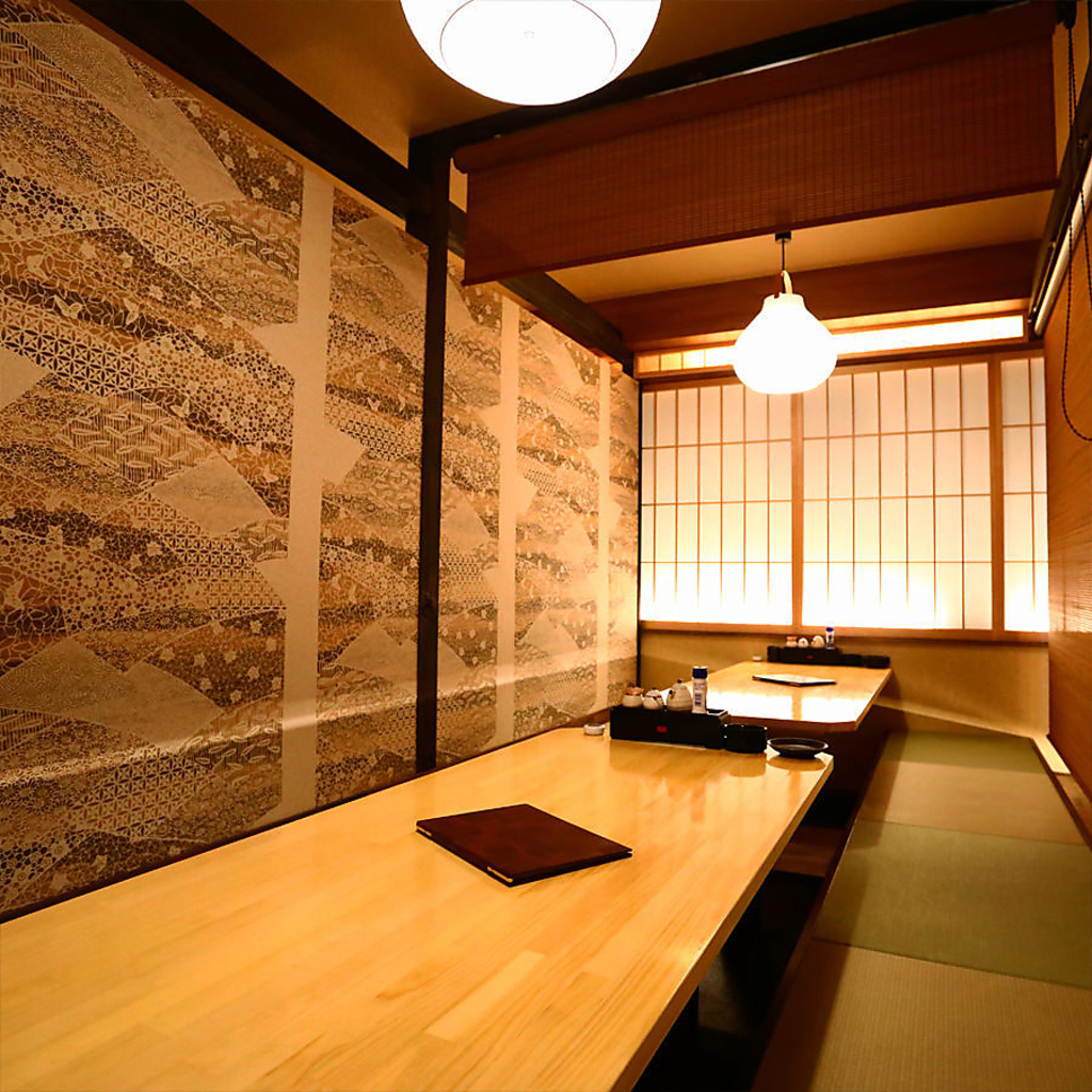 デザイナーズの掘りごたつ個室はおしゃれで女性受けも良い席です。女子会、合コン、各種ご宴会に◎　