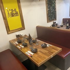 距離感も近しいながれもゆったりとした感覚が、長居しながらも落ち着いた時間を提供するテーブル席になります。宴会コースをご注文頂き、長時間座っていても、移動しやすく、話しやすい席配置にしております。幹事様もオープンな席配置なので、全体を見渡しやすく、出席者やゲストの顔を伺うことに容易です。