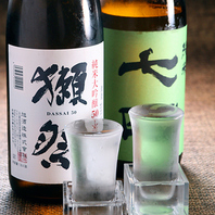 日本酒は純米酒を中心に定番と季節の逸品を揃えてます
