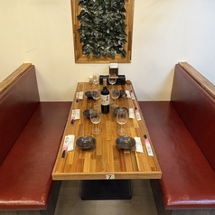 デザイナーによって描かれた、西欧地区のカントリー風デザインの外壁が特徴的な少人数向けの完全個室になります。扉を開ければ、プライベートな空間になり、コース料理や、アラカルトに、ドリンクを時間いっぱいまで楽しむことができます。新しいスタイルの店内にご案内いたします。