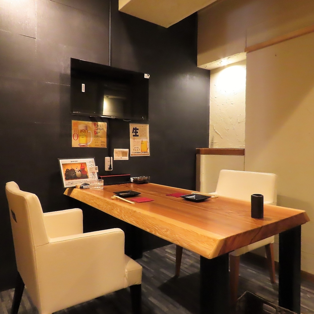 木の温もりが広がる至福のひととき…。広々としたテーブル席でゆったり寛げるので接待にも最適です。