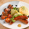 料理メニュー写真&nbsp;チキン100%ソーセージと合鴨ロース　玉ひも&ポテサラ盛り合わせ