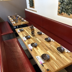 店内は開放感あふれる広々とした造りで、お席の移動やお荷物の置き場所にも困らない快適な空間となっております。オープン席ながらもゆとりのあるレイアウトで、周囲を気にせずにお食事と会話をゆったりとお楽しみいただけます。カジュアルな飲み会や女子会、仕事帰りの一杯にもぴったりの贅沢な雰囲気です。