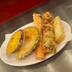 コスパ抜群◎屋台ならではの『各種天ぷら』1つ100円の写真