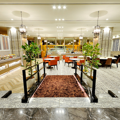 ホテルロビー正面にある明るいブッフェダイニング