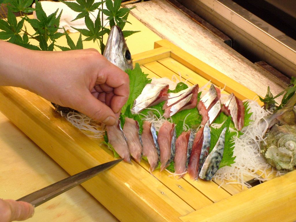 熟練の料理人が手際よく捌く新鮮刺身に勝るものなし！