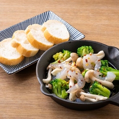 エビとブロッコリーのアヒージョ