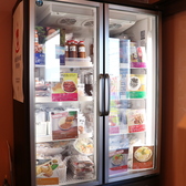 店内に設置されている冷蔵庫にはご自宅で楽しめる『もつ鍋』や『カレー』テレビ取材も来る『味噌だれ』があり、お店の味をご自宅でも楽しんでいただけます◎