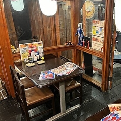 外の様子も見ながら、料理やお酒を楽しめるテラス席。席の場所もわかりやすいので、お店で待ち合わせをしてもすぐに見つけやすく安心◎