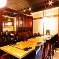 【7名～10名様向け半個室】心の底からリラックスできるような、お店の内観に、雰囲気つくりを心がけております。お客さまには堅苦しさを感じずに、ゆったりとお食事を楽しんでいただきやすいつくりにさせていただきました。10名様以上のご予約はお気軽にご相談ください。