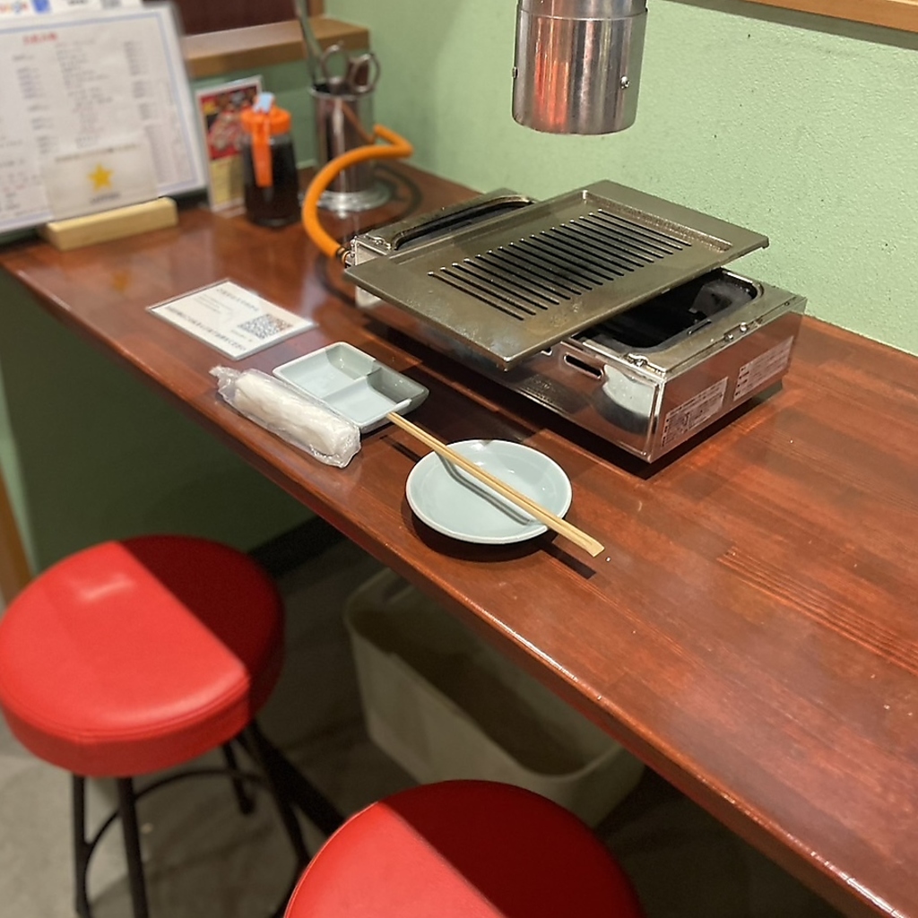 2名様でご利用いただけるお席もございます！恋人や友人と肩を並べて当店の新鮮なお肉をどうぞ♪